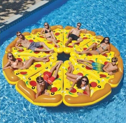 10 bouées gonflables insolites pour un apéro piscine