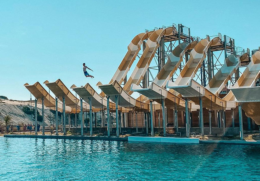 Un baigneur est projeté par une rampe de tobogans à Atlantic Park